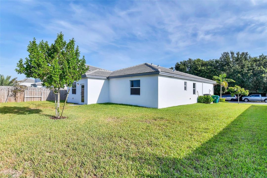 For Sale: $610,000 (4 beds, 3 baths, 1895 Square Feet)