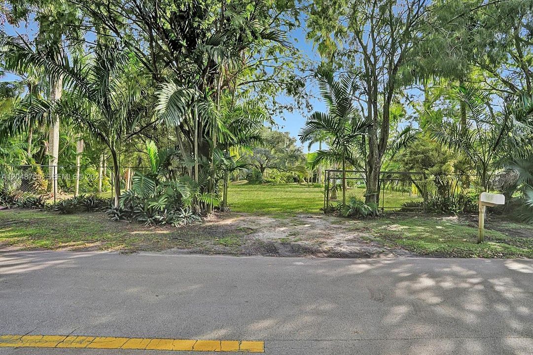 На продажу: $999,000 (1.00 acres)