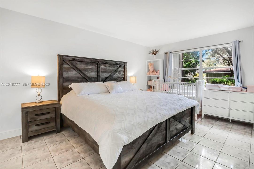 For Sale: $220,000 (1 beds, 1 baths, 777 Square Feet)