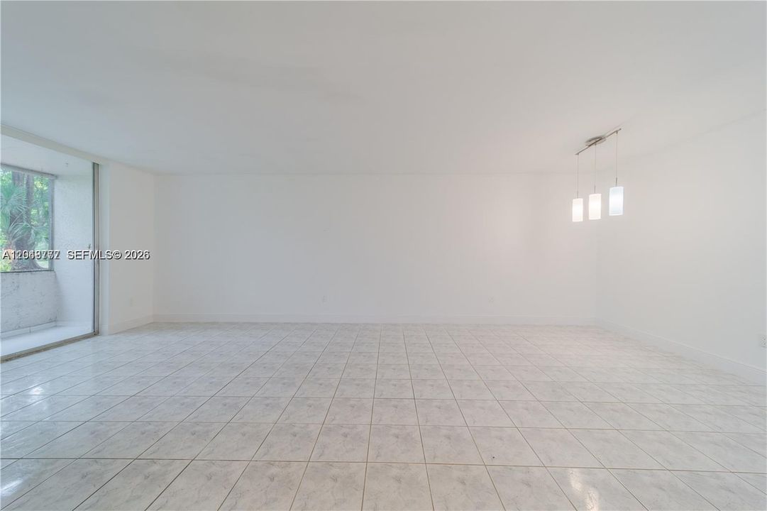 For Sale: $220,000 (1 beds, 1 baths, 777 Square Feet)