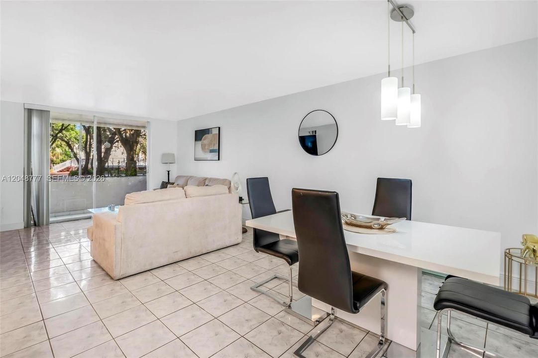 For Sale: $220,000 (1 beds, 1 baths, 777 Square Feet)