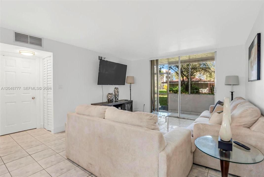 For Sale: $220,000 (1 beds, 1 baths, 777 Square Feet)