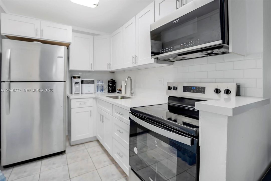 For Sale: $220,000 (1 beds, 1 baths, 777 Square Feet)