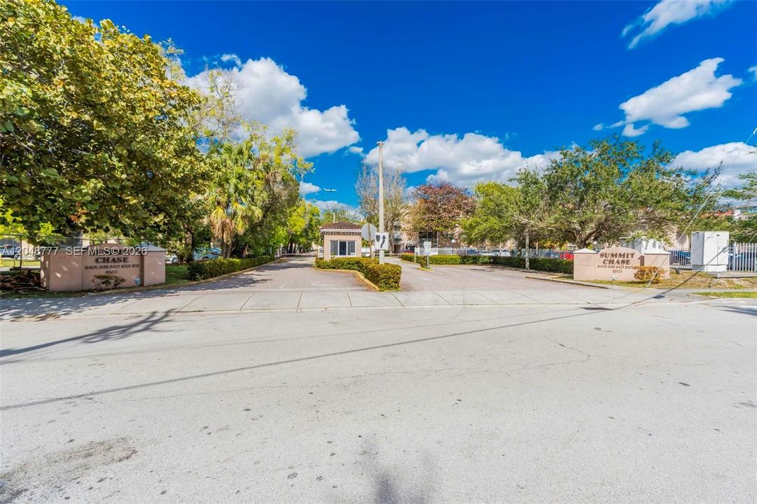 For Sale: $220,000 (1 beds, 1 baths, 777 Square Feet)
