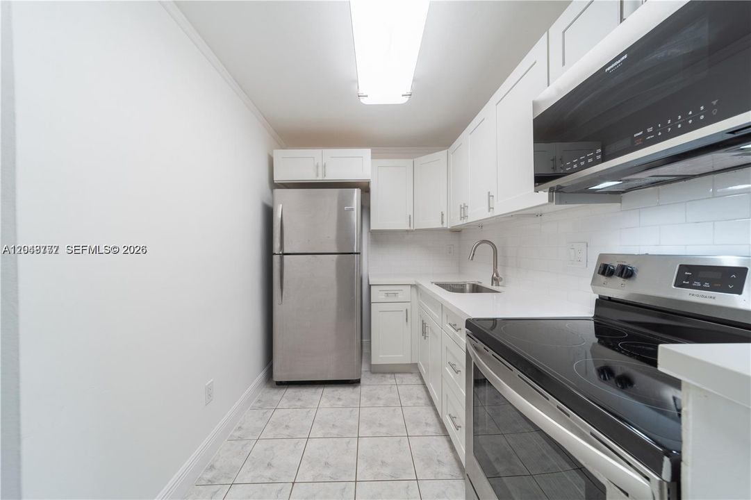 For Sale: $220,000 (1 beds, 1 baths, 777 Square Feet)