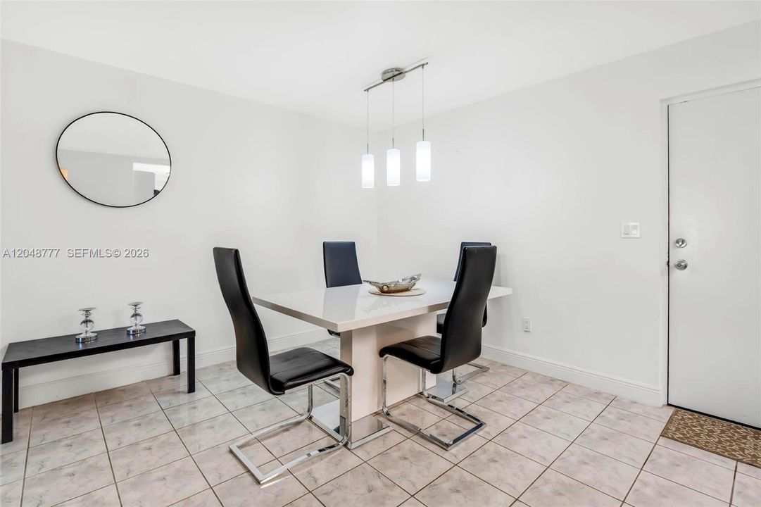 For Sale: $220,000 (1 beds, 1 baths, 777 Square Feet)