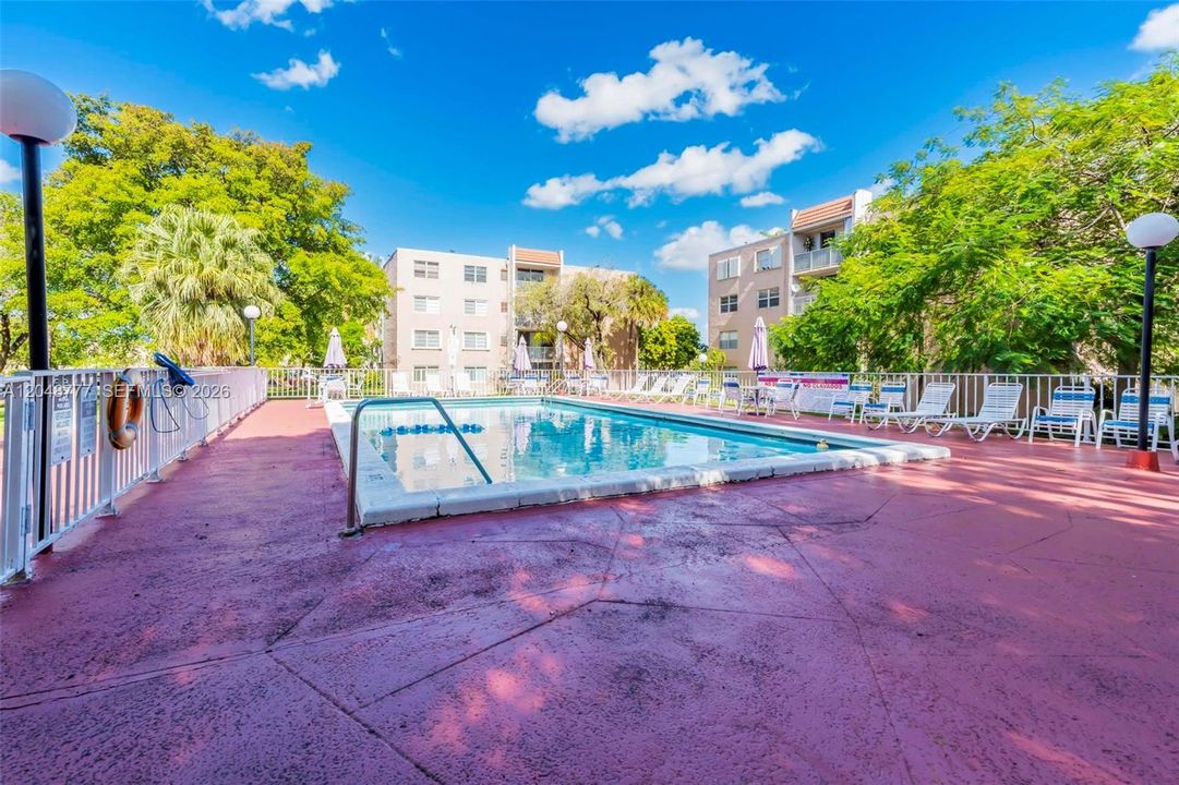 For Sale: $220,000 (1 beds, 1 baths, 777 Square Feet)