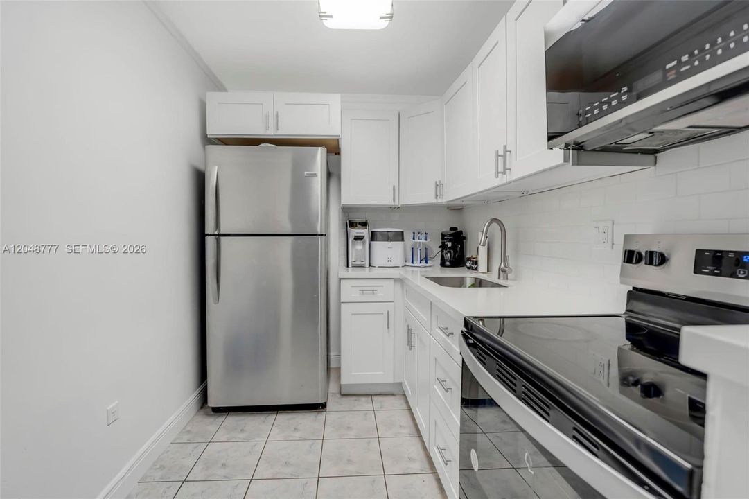 For Sale: $220,000 (1 beds, 1 baths, 777 Square Feet)