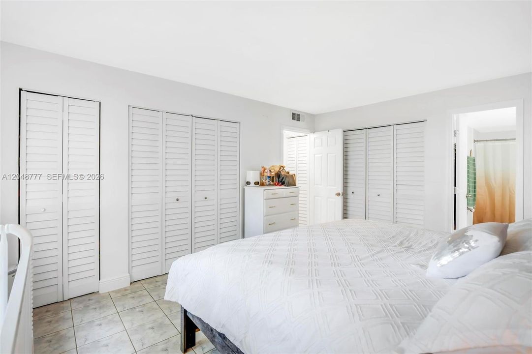 For Sale: $220,000 (1 beds, 1 baths, 777 Square Feet)
