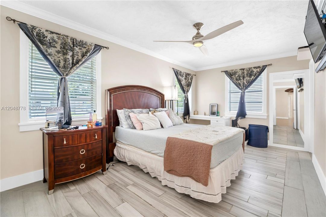 For Sale: $528,000 (5 beds, 3 baths, 1425 Square Feet)