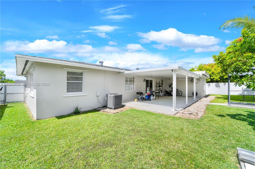 For Sale: $528,000 (5 beds, 3 baths, 1425 Square Feet)