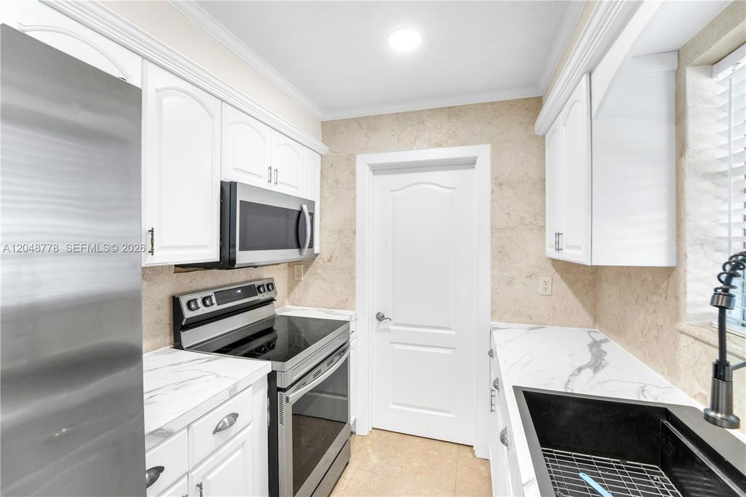 For Sale: $528,000 (5 beds, 3 baths, 1425 Square Feet)