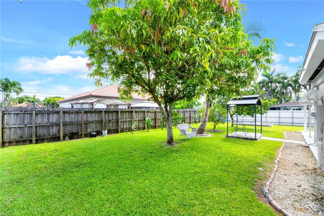 For Sale: $528,000 (5 beds, 3 baths, 1425 Square Feet)