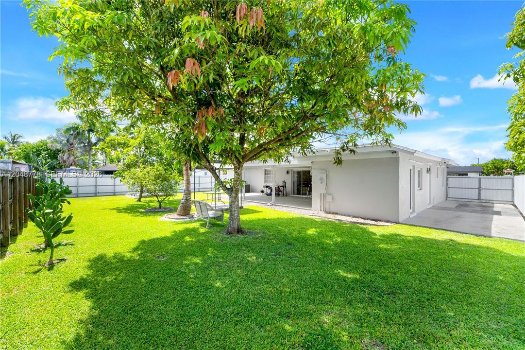 For Sale: $528,000 (5 beds, 3 baths, 1425 Square Feet)