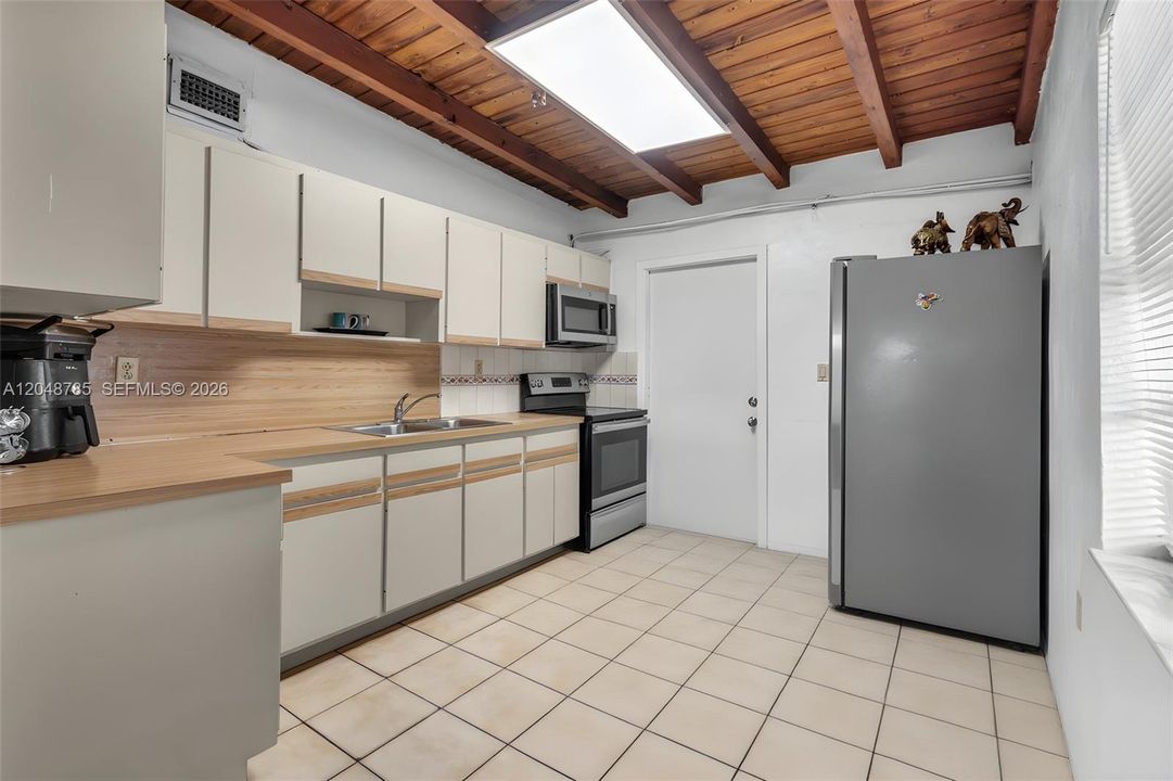 For Sale: $619,999 (2 beds, 2 baths, 962 Square Feet)