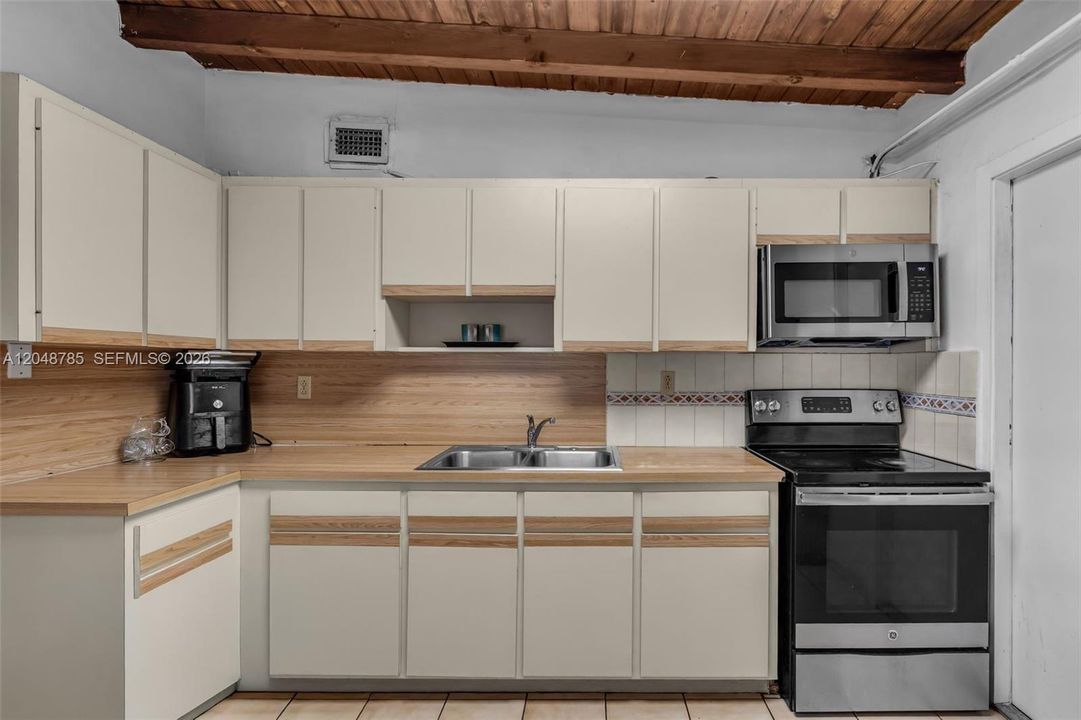 For Sale: $619,999 (2 beds, 2 baths, 962 Square Feet)