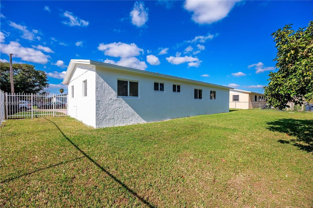 For Sale: $560,000 (4 beds, 2 baths, 1200 Square Feet)