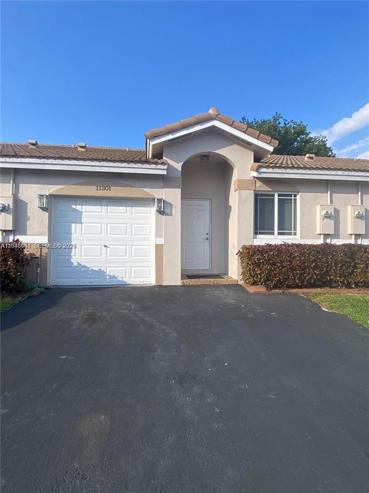 For Rent: $2,750 (2 beds, 2 baths, 1044 Square Feet)
