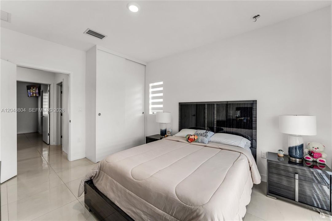 For Rent: $4,200 (5 beds, 4 baths, 1902 Square Feet)