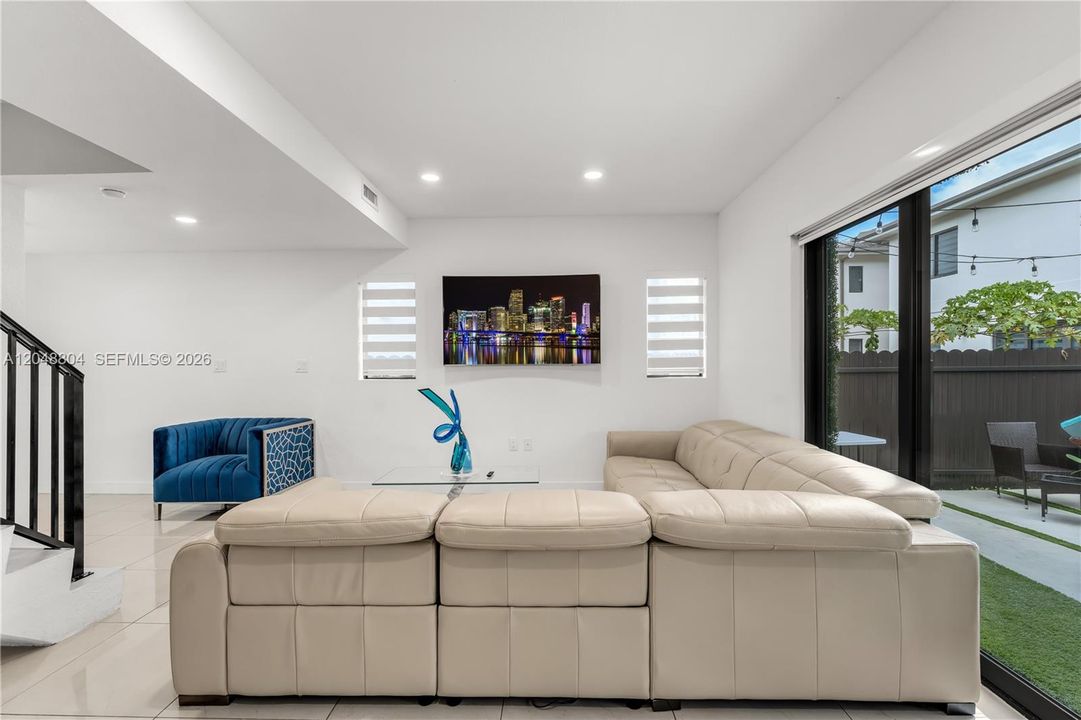 For Rent: $4,200 (5 beds, 4 baths, 1902 Square Feet)