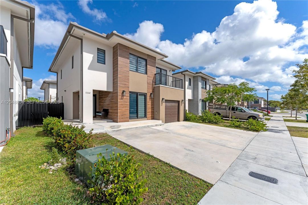 For Rent: $4,200 (5 beds, 4 baths, 1902 Square Feet)