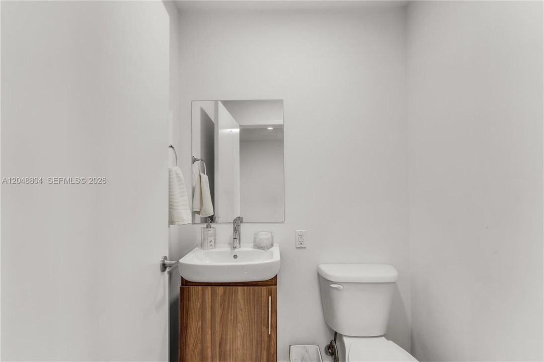 For Rent: $4,200 (5 beds, 4 baths, 1902 Square Feet)