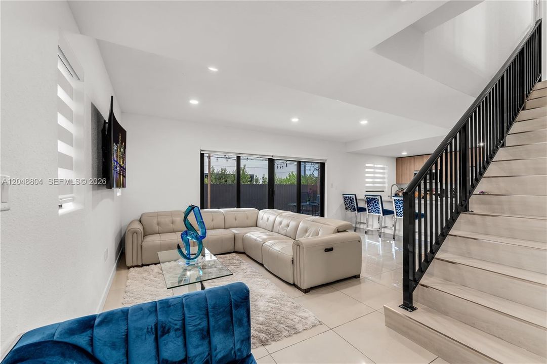 For Rent: $4,200 (5 beds, 4 baths, 1902 Square Feet)