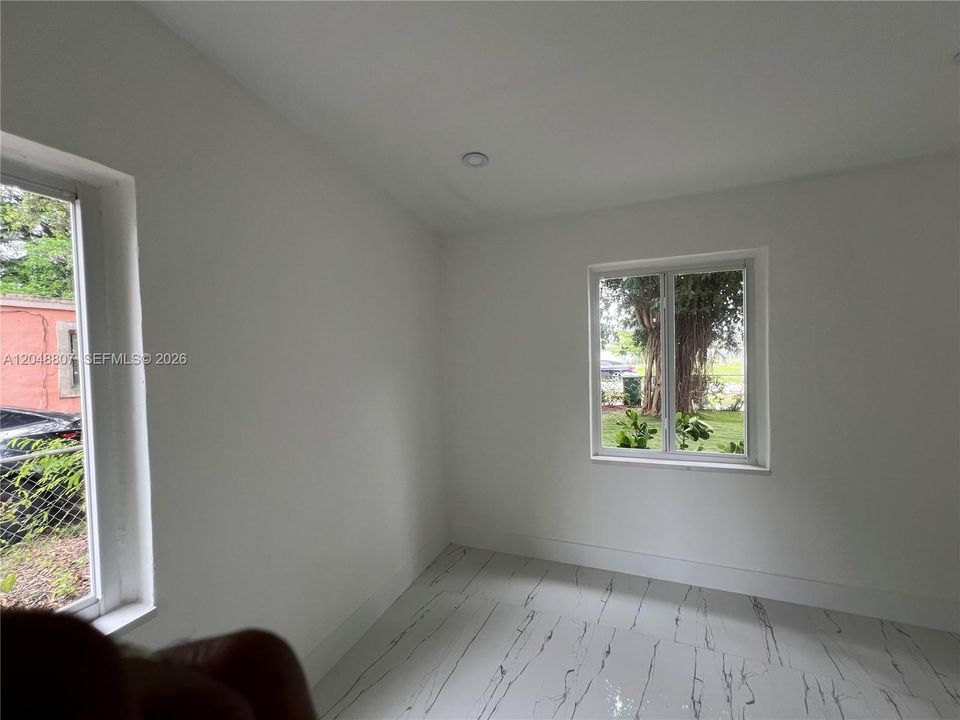 待售: $419,999 (2 贝兹, 1 浴室, 594 平方英尺)