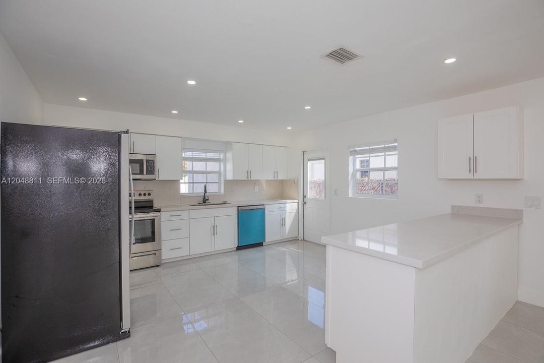 For Rent: $4,000 (3 beds, 2 baths, 1664 Square Feet)