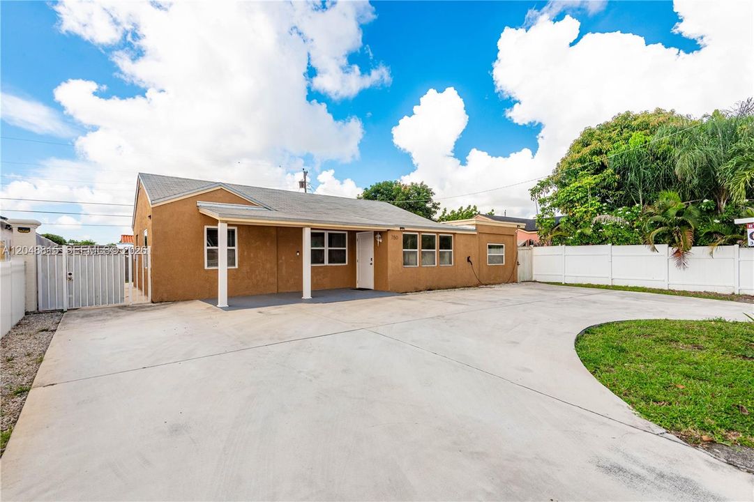 For Sale: $639,000 (5 beds, 2 baths, 1752 Square Feet)