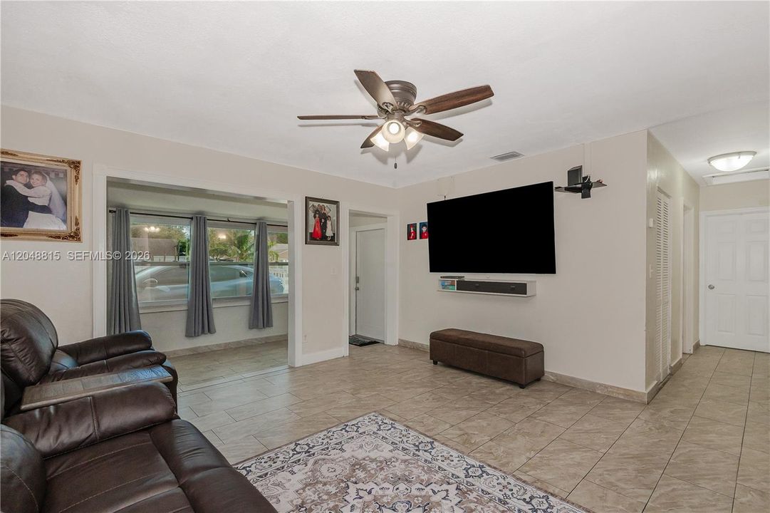 For Sale: $639,000 (5 beds, 2 baths, 1752 Square Feet)