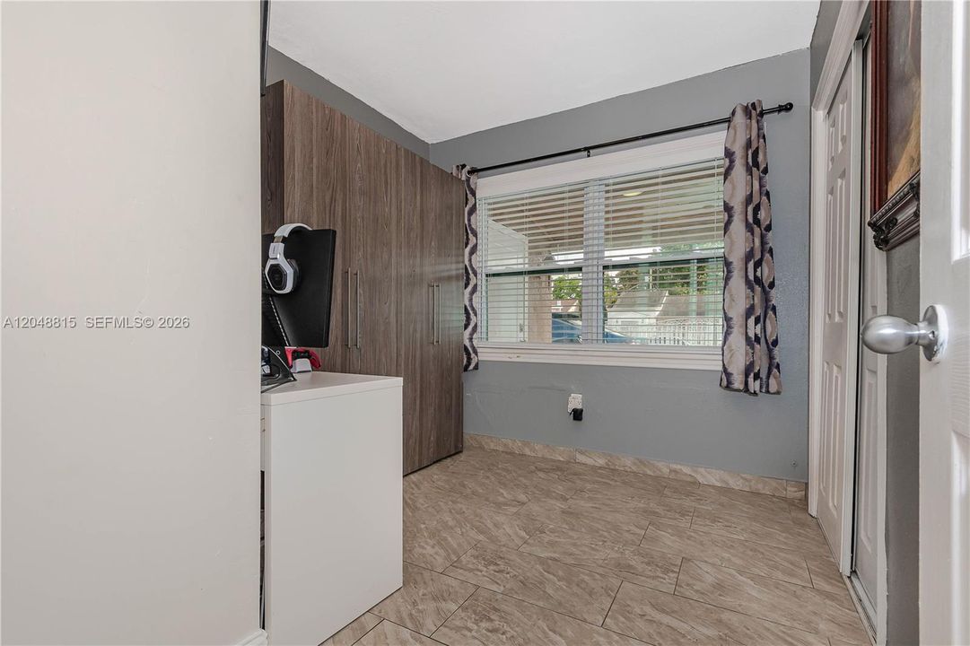 For Sale: $639,000 (5 beds, 2 baths, 1752 Square Feet)