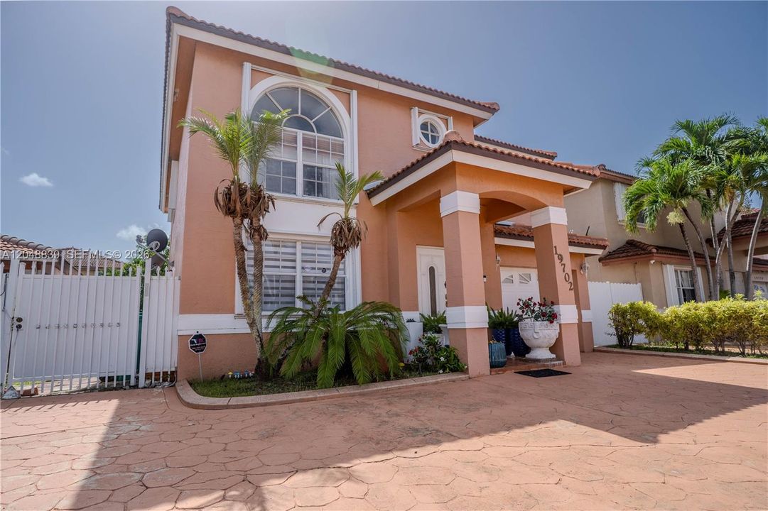 Activo con contrato: $625,000 (3 camas, 2 baños, 1672 Pies cuadrados)