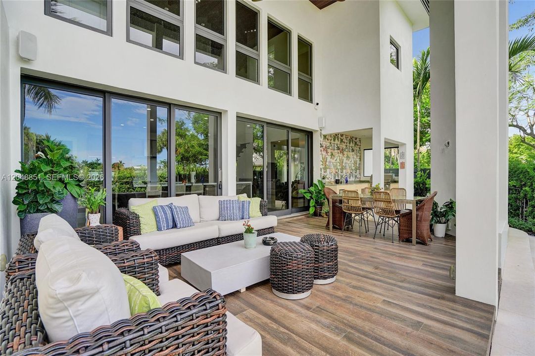 For Sale: $7,850,000 (6 beds, 7 baths, 6541 Square Feet)