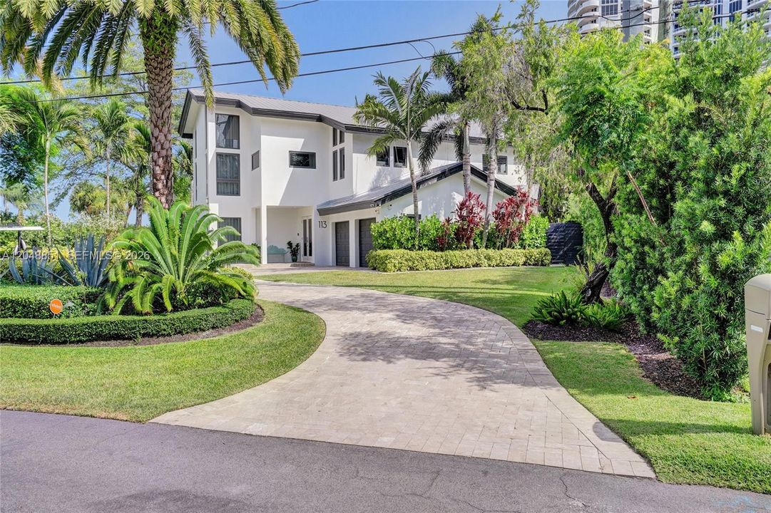 For Sale: $7,850,000 (6 beds, 7 baths, 6541 Square Feet)