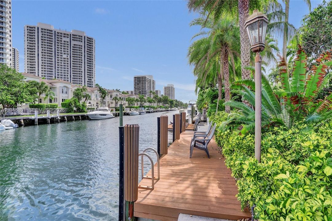 For Sale: $7,850,000 (6 beds, 7 baths, 6541 Square Feet)