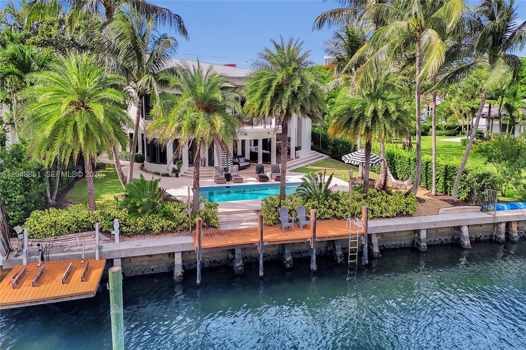 For Sale: $7,850,000 (6 beds, 7 baths, 6541 Square Feet)
