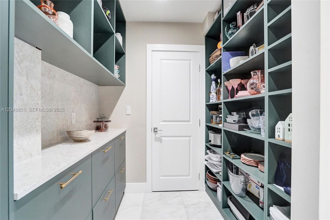 For Sale: $7,850,000 (6 beds, 7 baths, 6541 Square Feet)