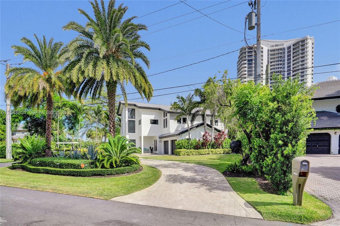 For Sale: $7,850,000 (6 beds, 7 baths, 6541 Square Feet)