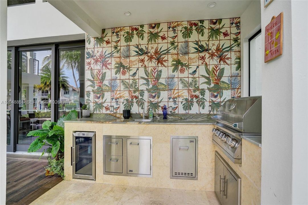 For Sale: $7,850,000 (6 beds, 7 baths, 6541 Square Feet)