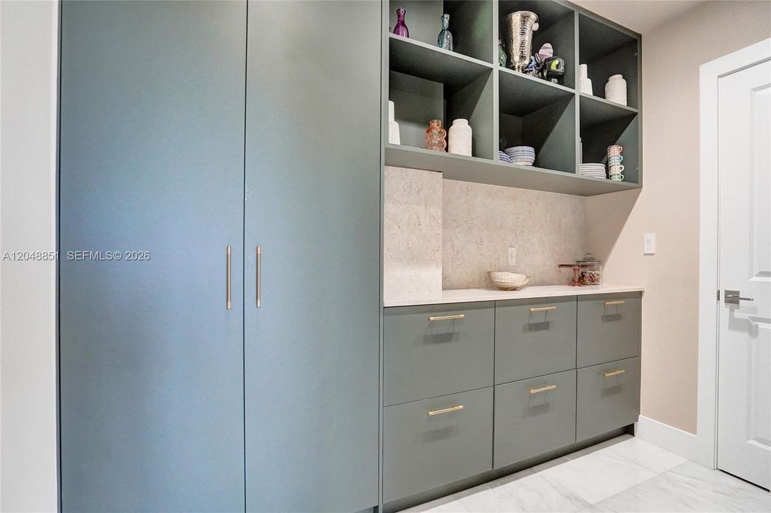 For Sale: $7,850,000 (6 beds, 7 baths, 6541 Square Feet)