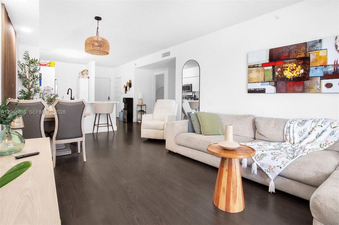 For Sale: $395,000 (2 beds, 1 baths, 860 Square Feet)