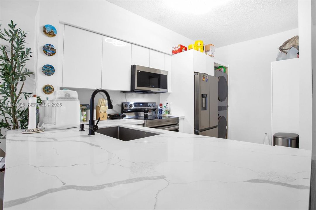 For Sale: $395,000 (2 beds, 1 baths, 860 Square Feet)