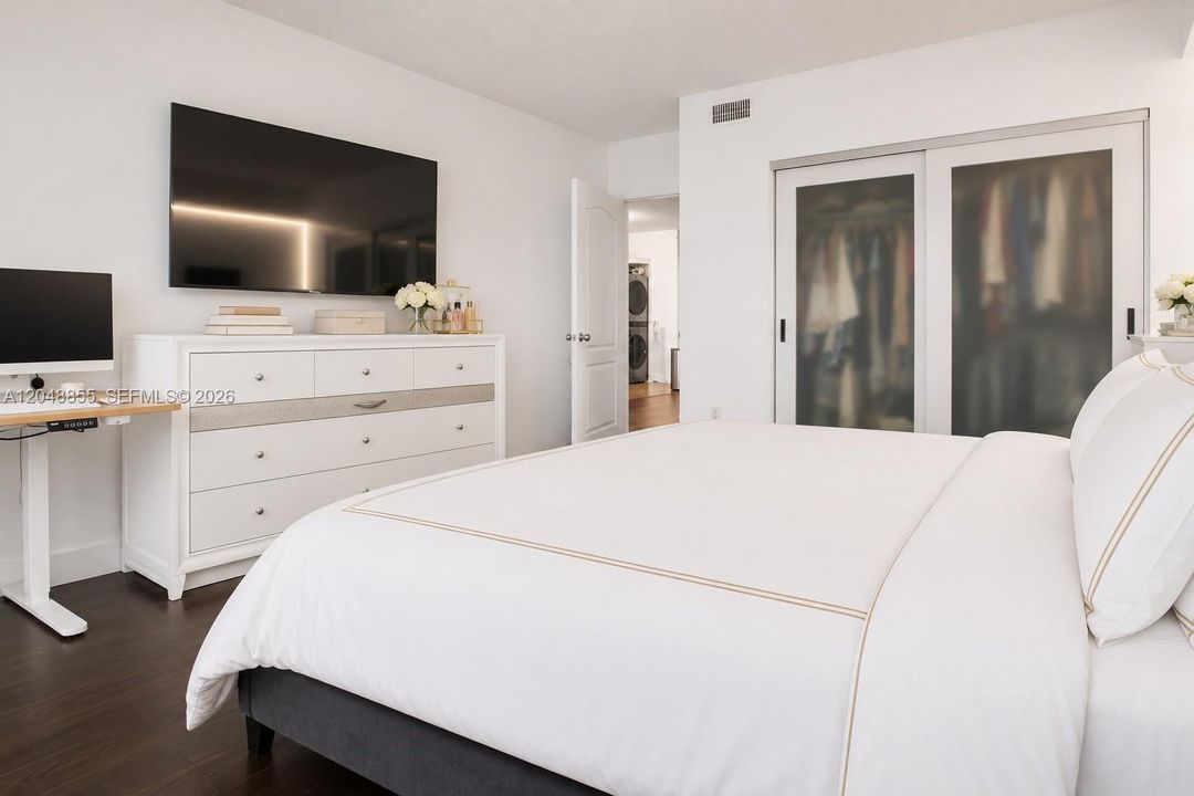 For Sale: $395,000 (2 beds, 1 baths, 860 Square Feet)