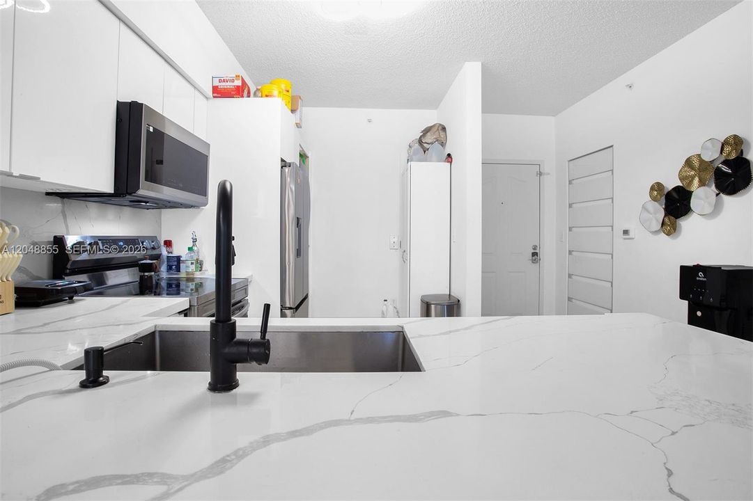 For Sale: $395,000 (2 beds, 1 baths, 860 Square Feet)