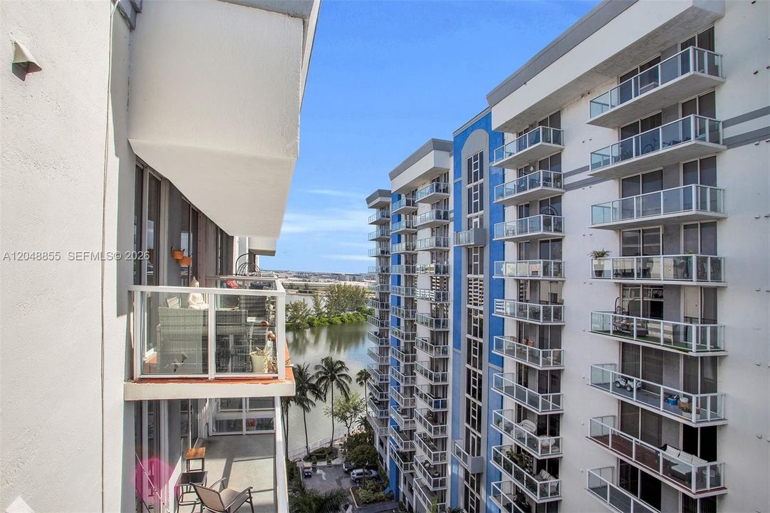 For Sale: $395,000 (2 beds, 1 baths, 860 Square Feet)
