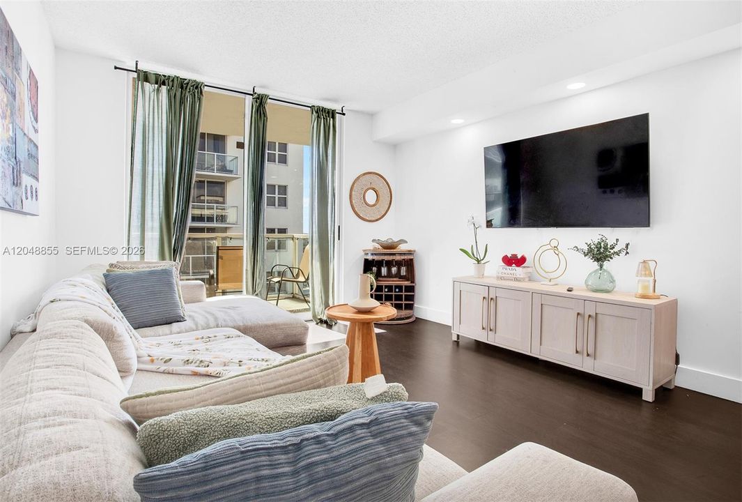For Sale: $395,000 (2 beds, 1 baths, 860 Square Feet)