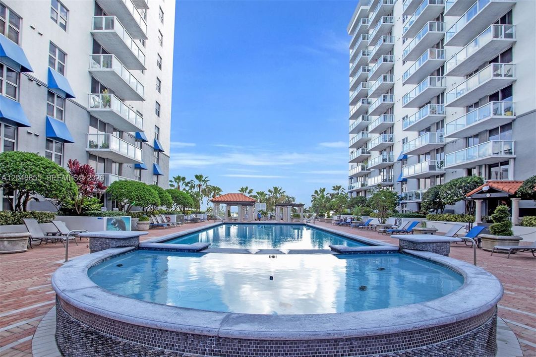For Sale: $395,000 (2 beds, 1 baths, 860 Square Feet)