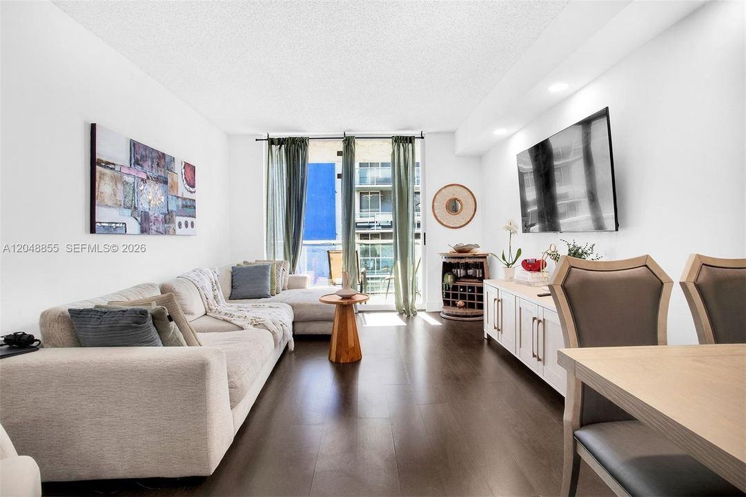 For Sale: $395,000 (2 beds, 1 baths, 860 Square Feet)