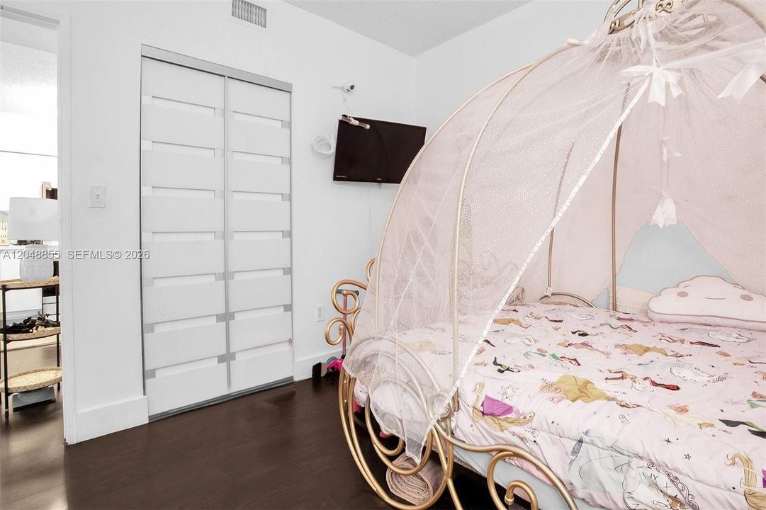 For Sale: $395,000 (2 beds, 1 baths, 860 Square Feet)